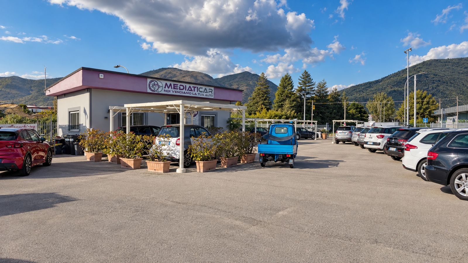 Il piazzale di Mediaticar Latina a Fondi, con le auto in vendita e l'insegna sulla facciata